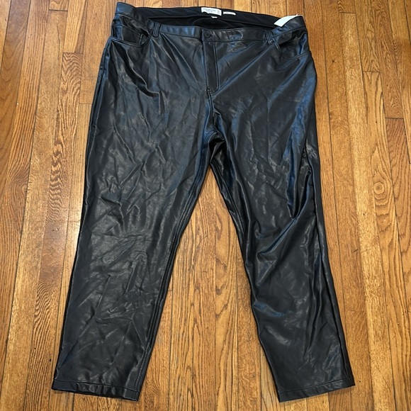 Abercrombie & Fitch Curve Love 90s Straight Ultra High Rise Vegan Leather Pants - Picture 5 of 7